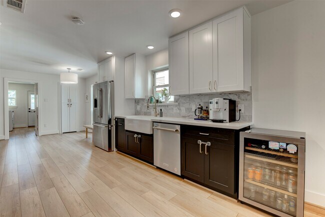 Building Photo - 2406 Blue Water Ln