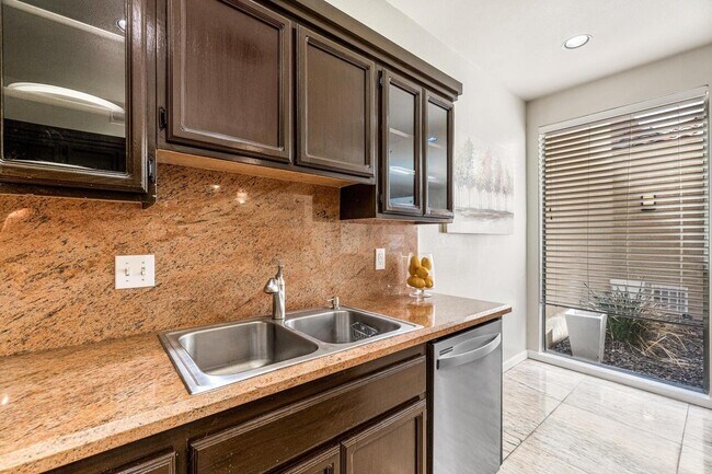 Building Photo - 142 Lakeshore Dr