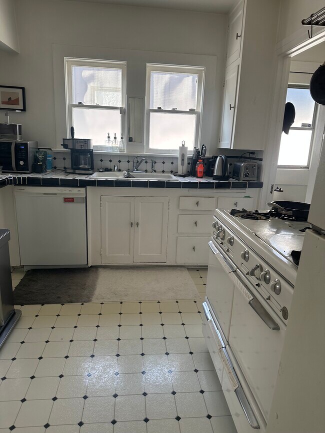 kitchen - 618 N La Jolla Ave