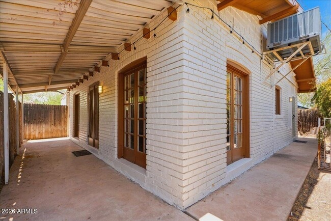 Building Photo - 930 E Coronado Rd