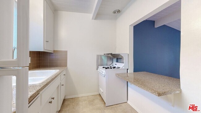 Building Photo - 10333 Santa Monica Blvd