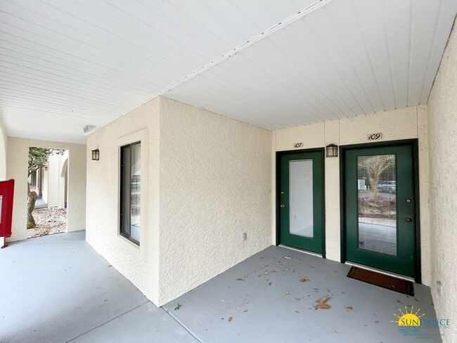 Building Photo - Lovely Ground Floor 1 Bedroom 1 Bath Condo in Bluewater Bay