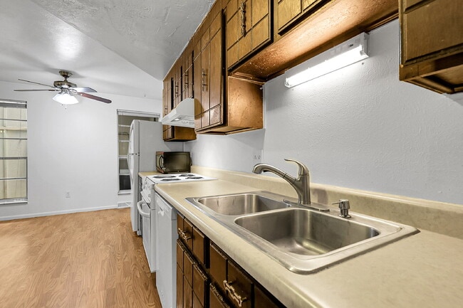 Building Photo - $1,995.00, 3 bed, 1.5 bath, located in Aur...