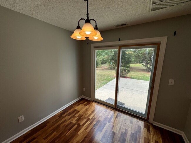 Building Photo - Pre-lease now for August!