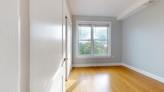 Building Photo - 5 Monitor St