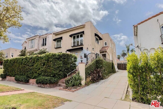 Building Photo - 1067 S Sycamore Ave