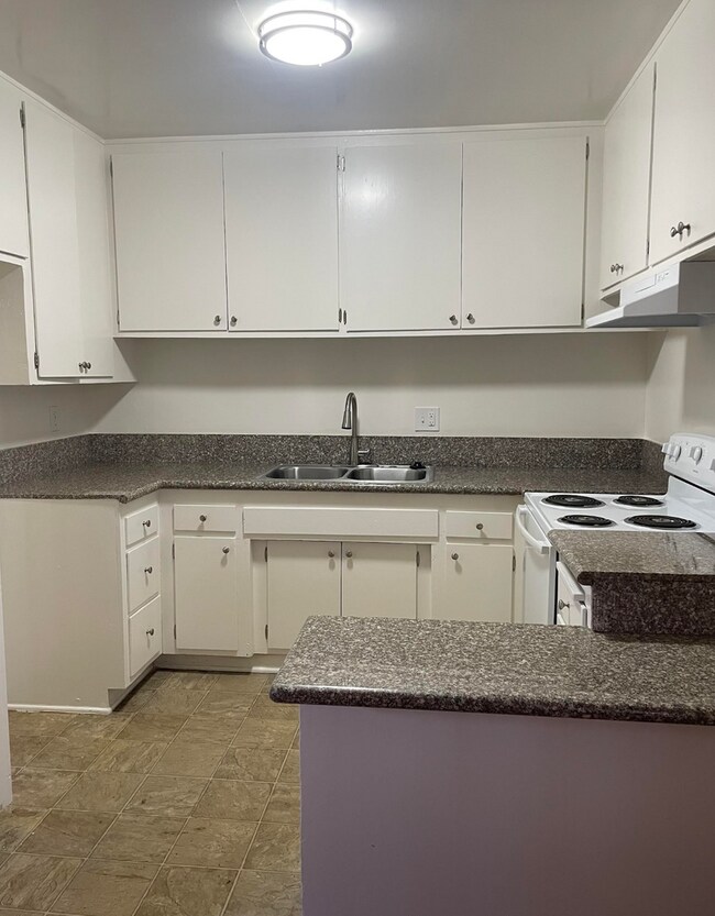 Building Photo - Cozy 1 bedroom unit located in Canoga Park with Laundry On-site and Community Pool!