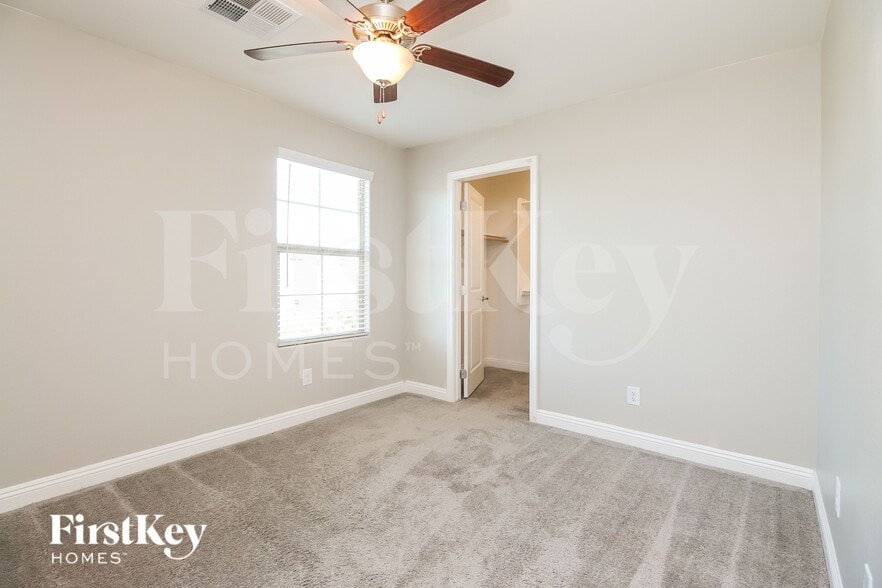 Building Photo - 305 N Sunrise