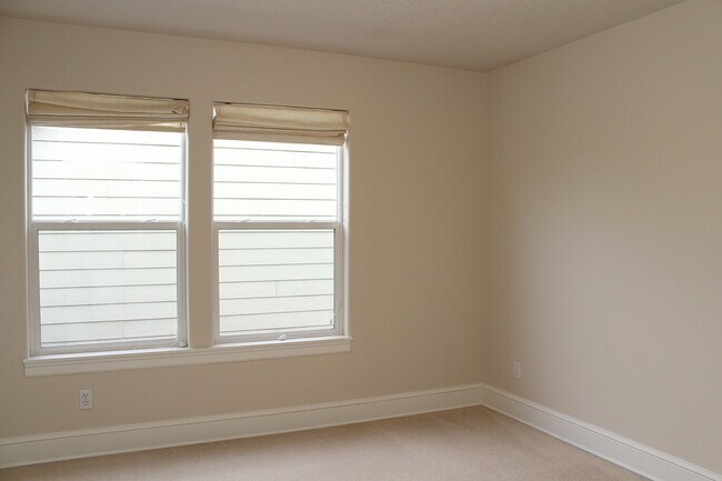 Building Photo - Spacious 4 BDR Legend & Renaissance Constr...