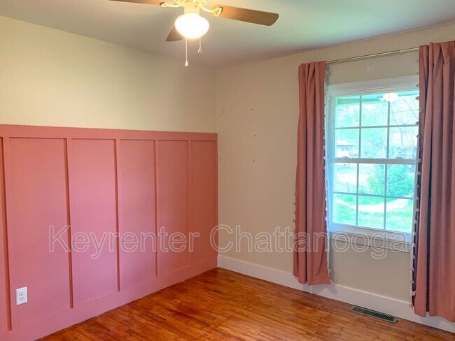 Building Photo - 827 Woodmore Ln