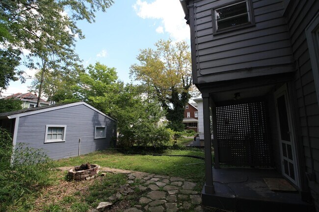 Building Photo - 242 E Northwood Ave