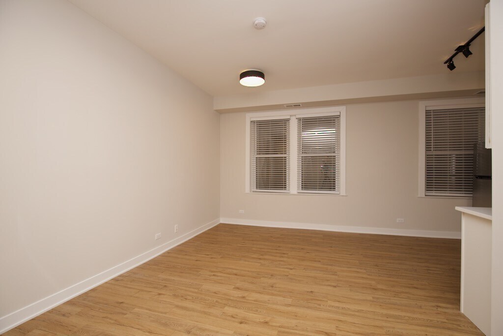 Building Photo - 661 W Wrightwood Ave