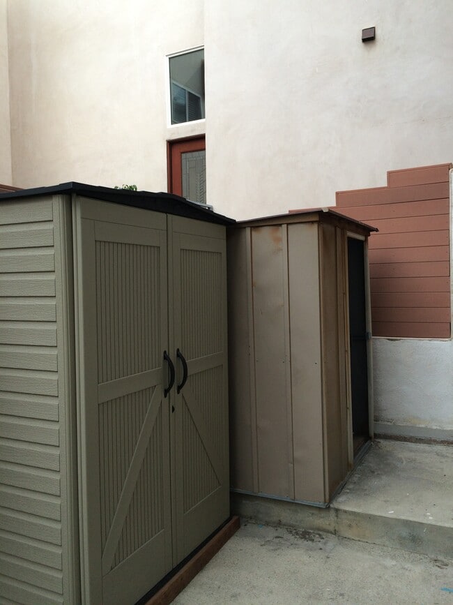 Building Photo - 4015 Crest Dr