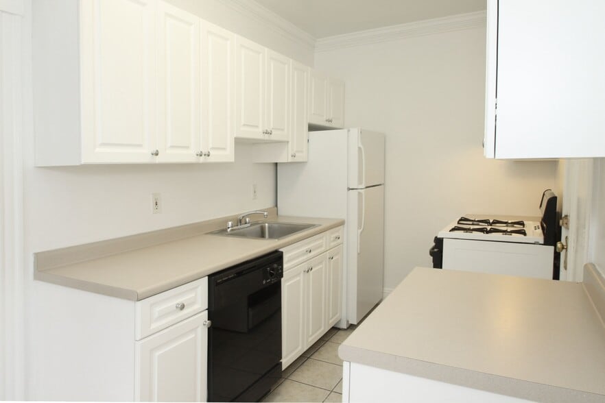Building Photo - 1195 Beacon St