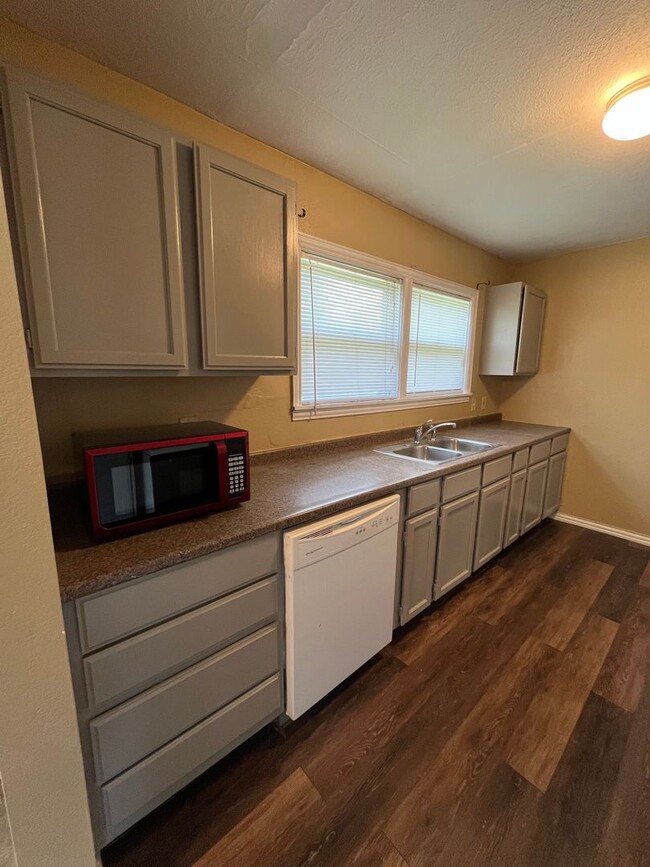 Building Photo - 4 bedroom 2 bath!