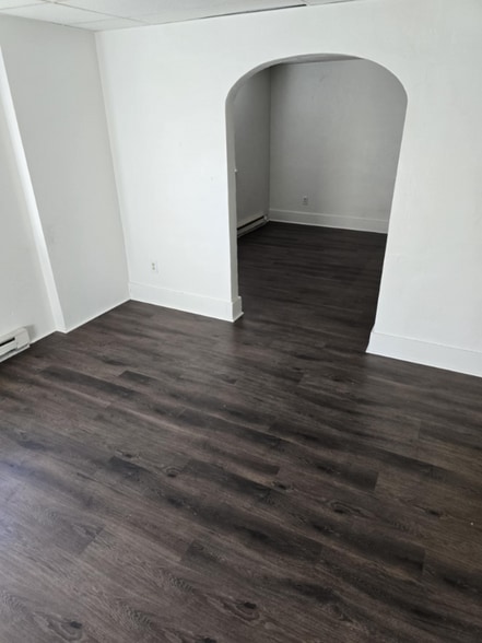 Building Photo - 102 E Market St