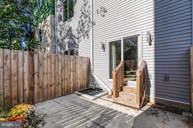 Building Photo - 2636 Latona St