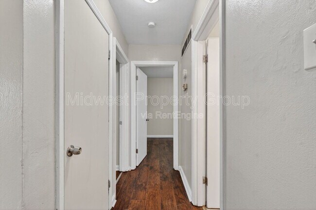 Building Photo - 224 S Harvey Ave