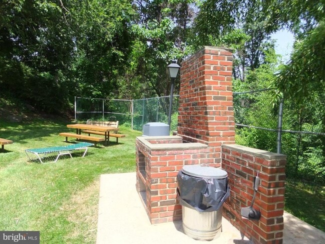 Building Photo - 1720 Oakwood Terrace