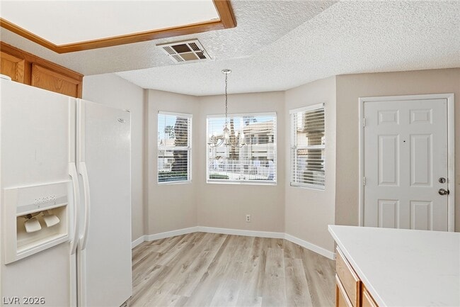 Building Photo - 916 Rockview Dr