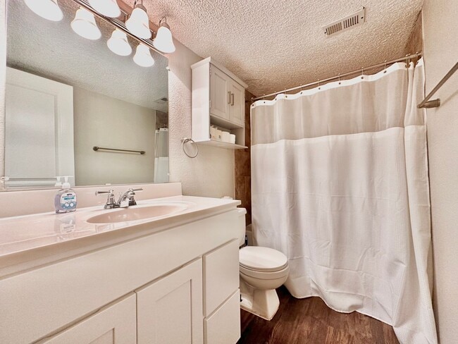 Building Photo - Premium North Campus 1x1 @ University Quarters