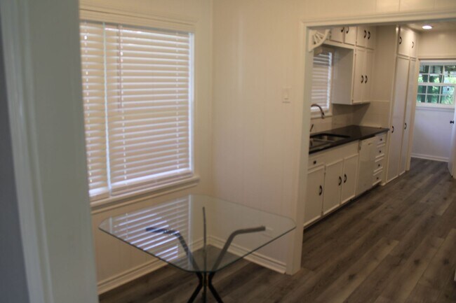 Building Photo - 3 Bedrom 2 bath with a 1 car garage