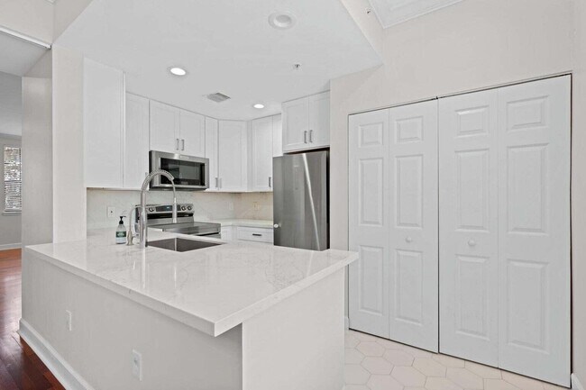Building Photo - 652 Fern St