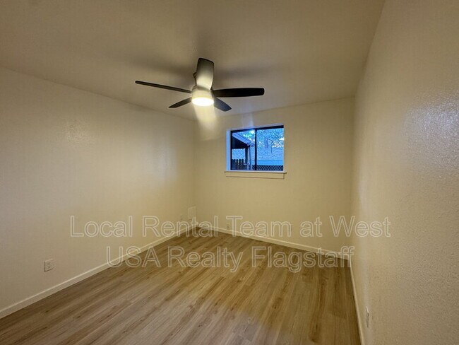 Building Photo - 4513 E Hollygreen Rd