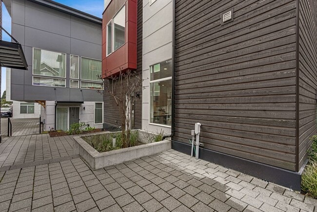 Building Photo - Judkin Parks Townhome