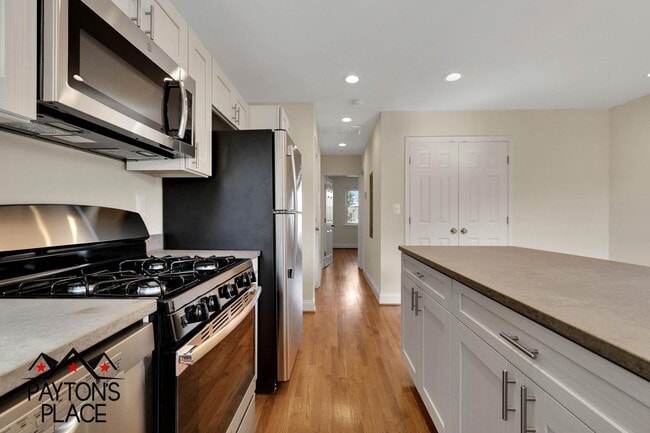 Building Photo - 332 19th St NE