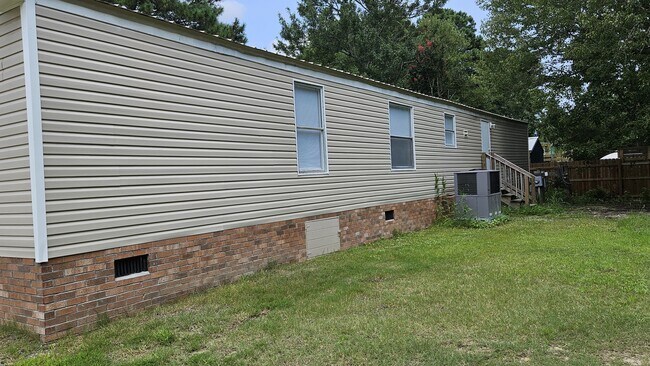 Building Photo - 610 E Branch Dr