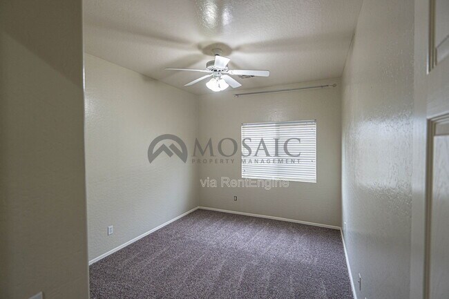 Building Photo - 883 E Powell Way