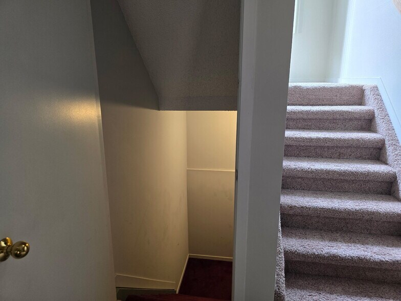 Building Photo - 6171 Spring Vale