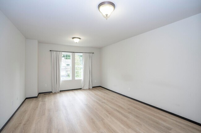 Building Photo - Charming 3BR/2.5BA in Desirable Gig Harbor...