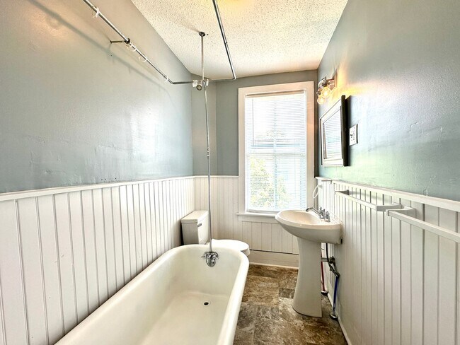 Building Photo - 2 Bedroom, 1.5 Bath House in East Central Neighborhood on the Charleston Peninsula!