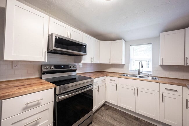 Building Photo - "Spacious 4-Bedroom Gem with 2 Full Baths ...