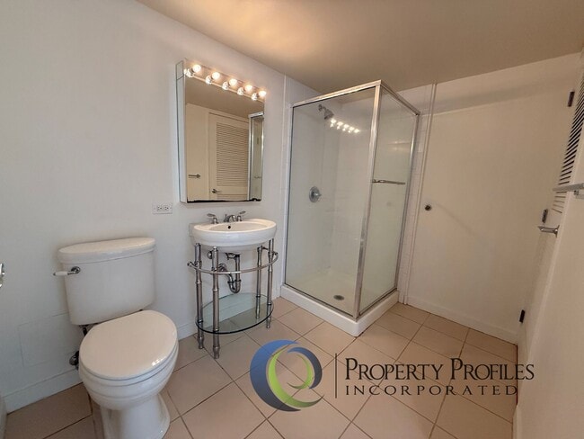 Building Photo - Moana Pacific - 2 Bedroom 2 Bath Unit - Available Now!