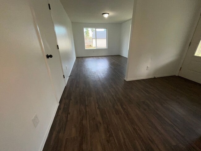 Building Photo - 5 Bedroom Home on 5 Acres!