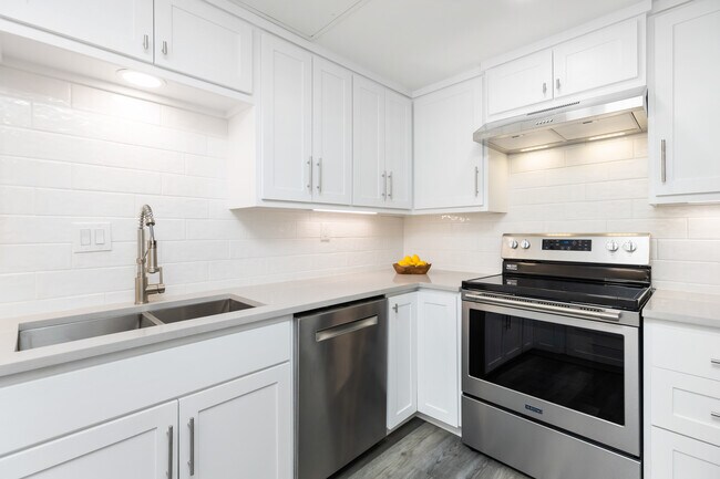 Building Photo - 4600 Ocean Dr
