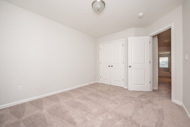 Building Photo - Elegant 3BR,2.5BA Townhome with Modern Finishes $1950/mo rent***