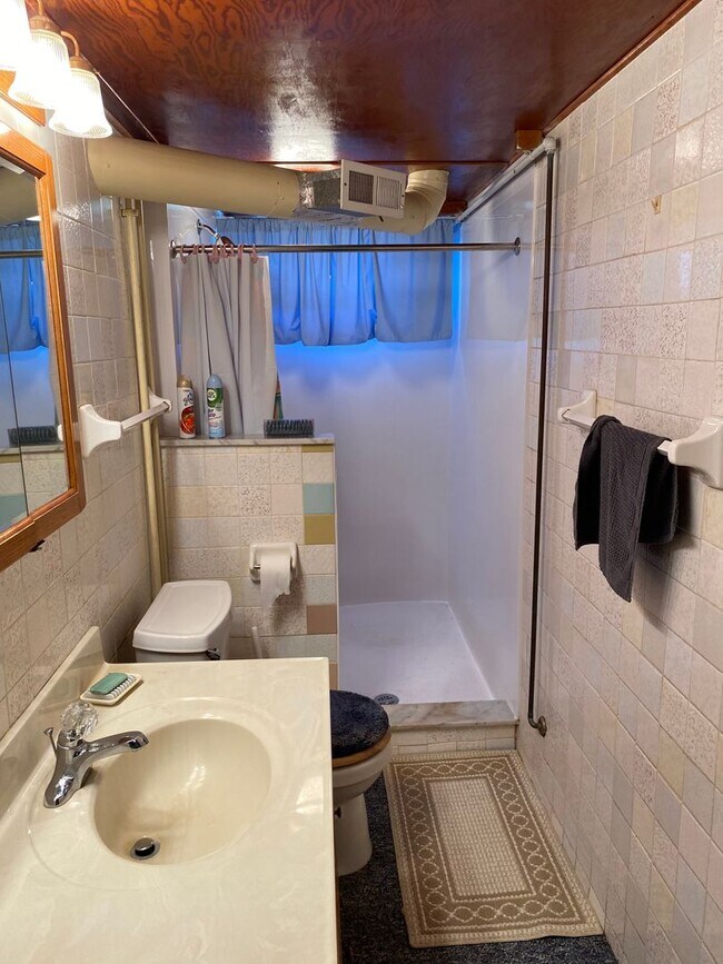 Building Photo - 2 bedroom and 2 bath house for rent