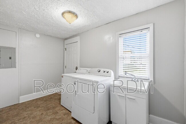 Building Photo - 1622 Yandes St