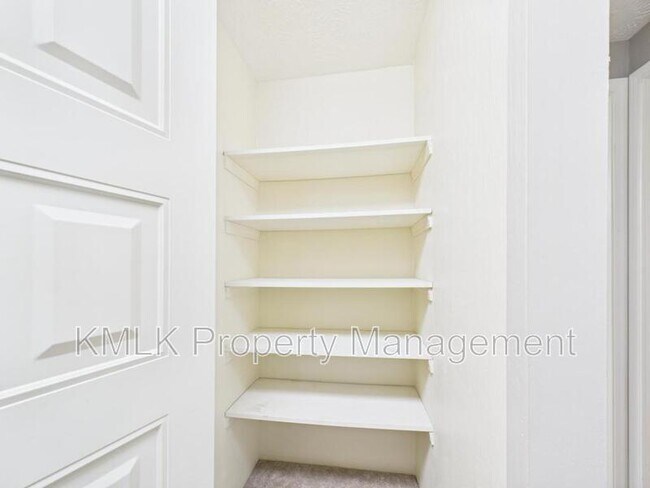 Building Photo - 874 Pleasant St