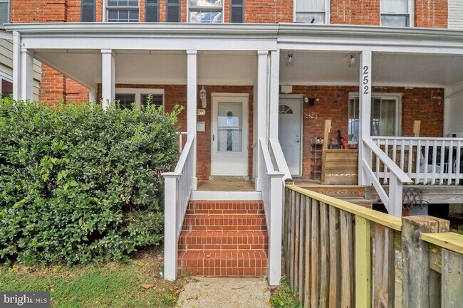 Building Photo - 250 Lynhaven Dr
