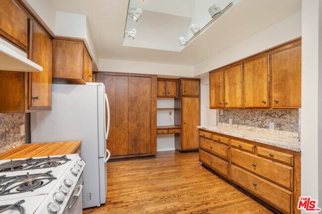 Building Photo - 547 Stassi Ln