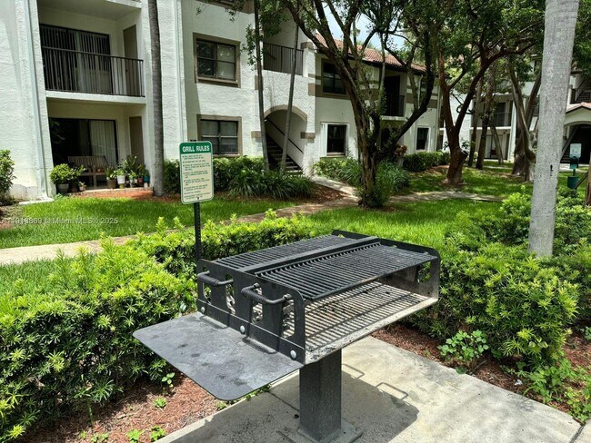 Building Photo - 570 S Park Rd