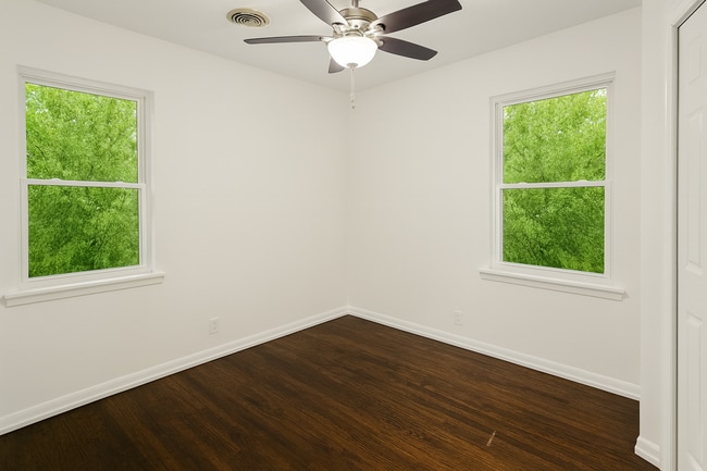 Building Photo - Marvelous 3-Bed Home in the Heart of Sherman Over 10,000 Sq Ft Lot!