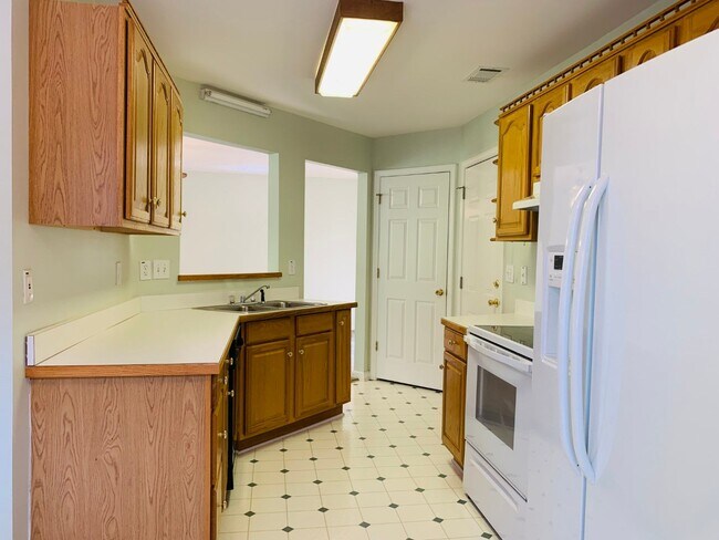 Building Photo - Great location! Lawncare/water is included...
