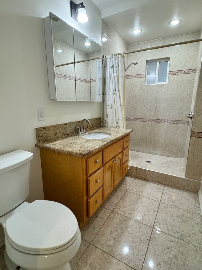 Building Photo - Charming 3-Bedroom Front Home in Lakewood