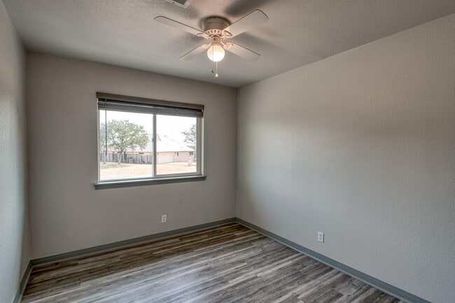 Building Photo - 906 Hi Cir N